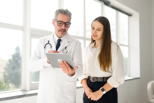 Guía Práctica para Clínicos: IA en Transcripción Médica en los Países del Golfo